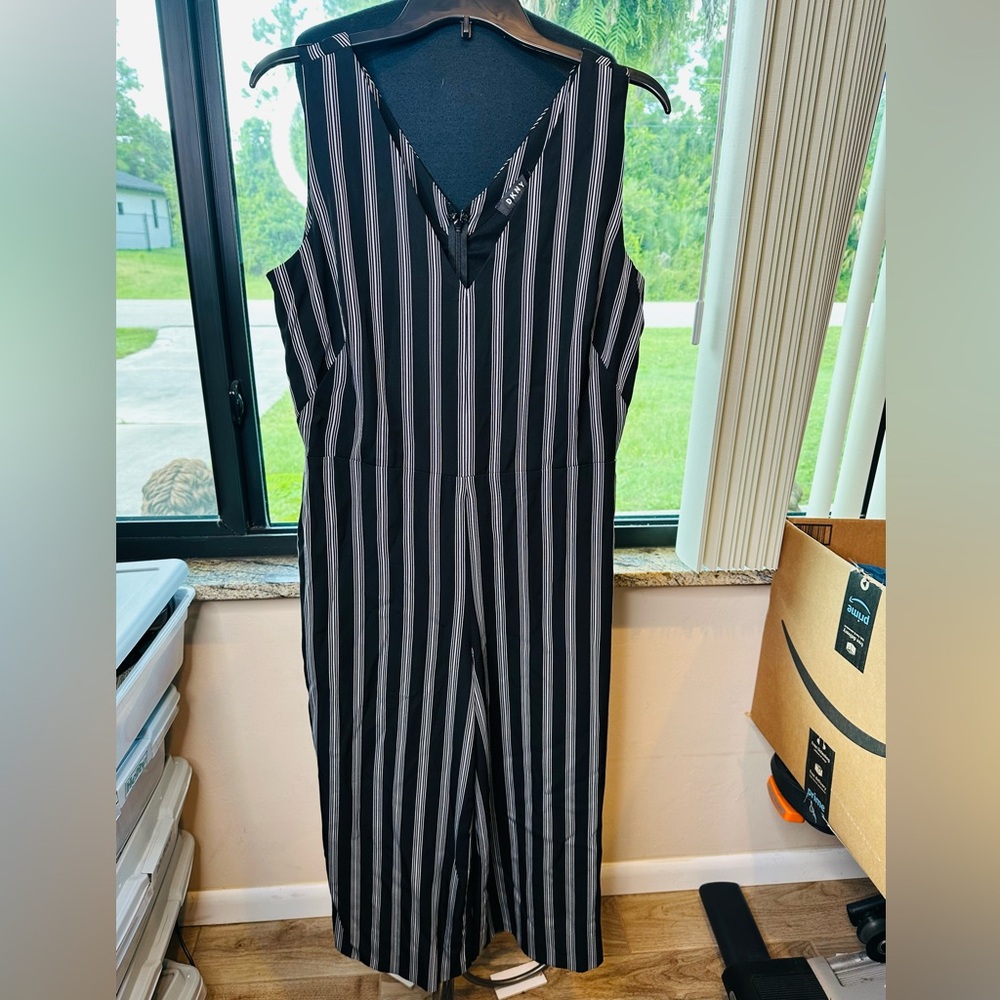 DKNY Cropped Striped Black and White Sleeveless V-Neck Jumpsuit Nautical SZ 10 - Picture 2 of 6